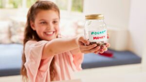 À quel âge commencer à donner de l'argent de poche à vos enfants
